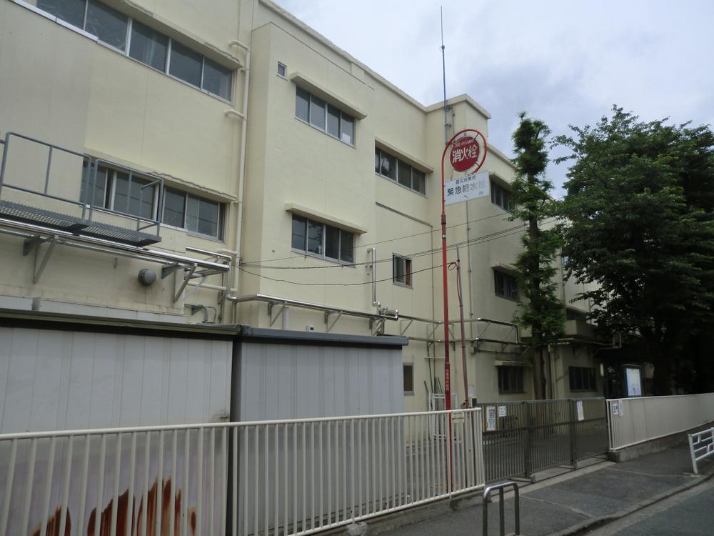 Primary school. Dongtai in the 310m parents like to elementary school is a primary school of the safe distance.