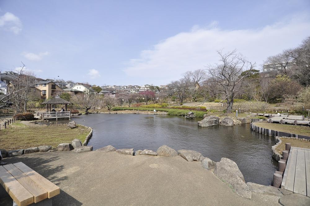 park. The park to play with the children on the weekend 1500m until Baba flowers and trees Gardens.