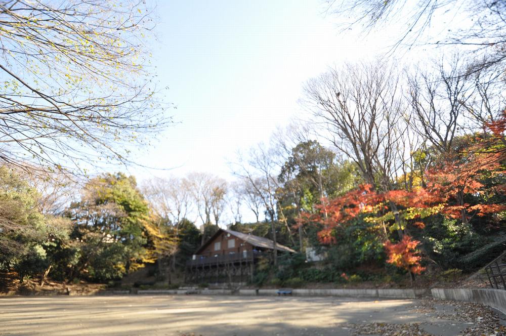park. The log house look in 790m back to Shirahata park! There is also indoor athletic and books Connor.