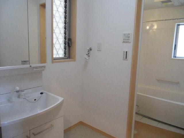 Wash basin, toilet. Indoor (12 May 2013) Shooting