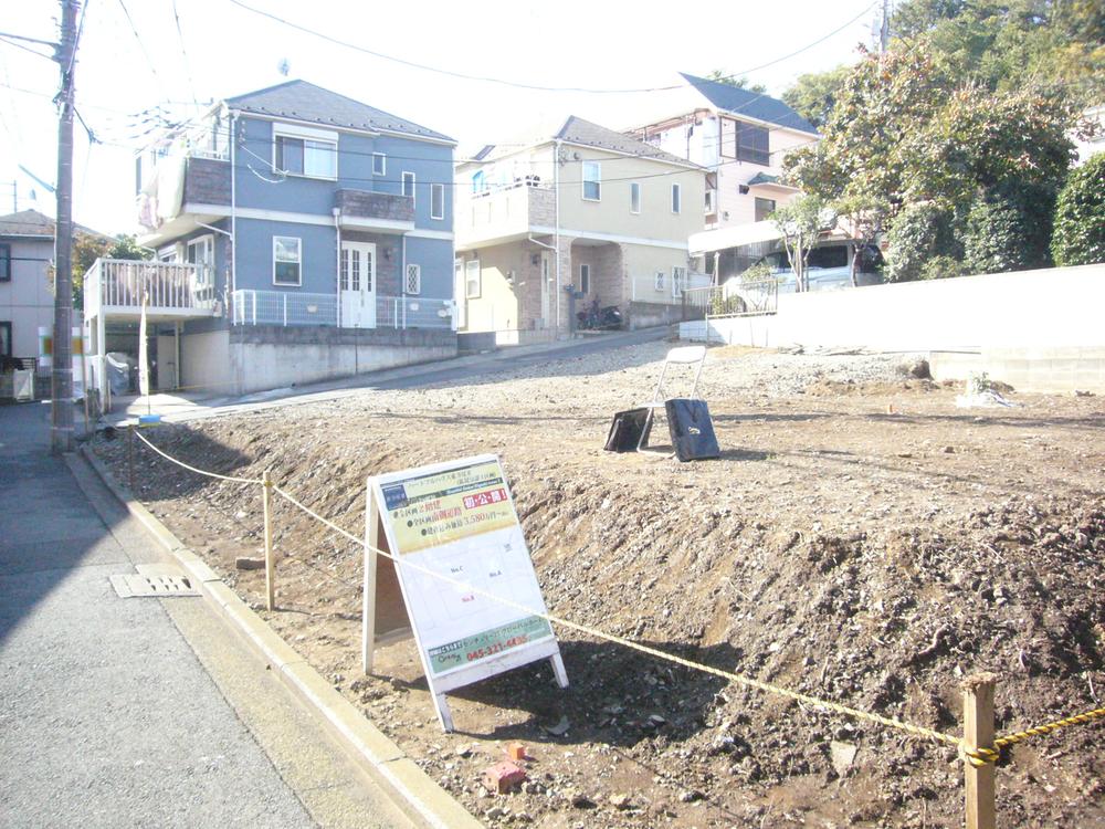 Local photos, including front road. It was taken from the southeast side of the road. Even the shadow of long this time, Most of the site has hit the sunshine. 2013 November 17 shooting