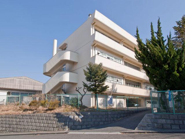 Junior high school. 1m to Yokohama Municipal Kaminomiya junior high school
