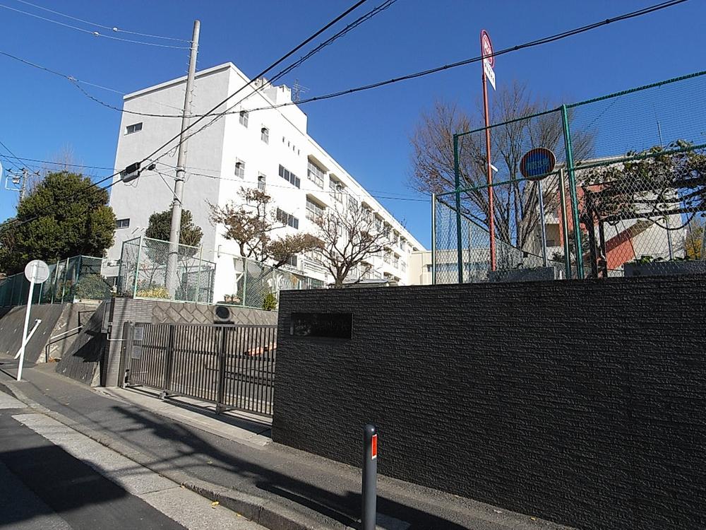 Primary school. It is commuting distance of safely in the foot of the 400m children to Yokohama Municipal Baba Elementary School.