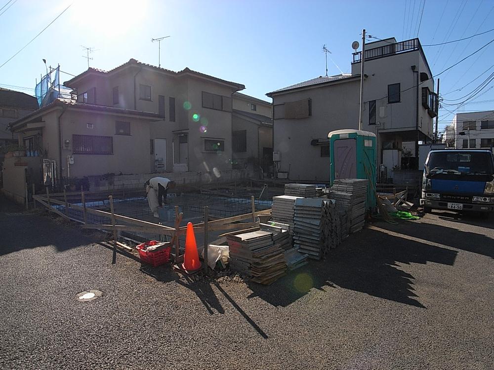 Local photos, including front road. Local is that a feeling of opening in the corner lot. Local (12 May 2013) Shooting