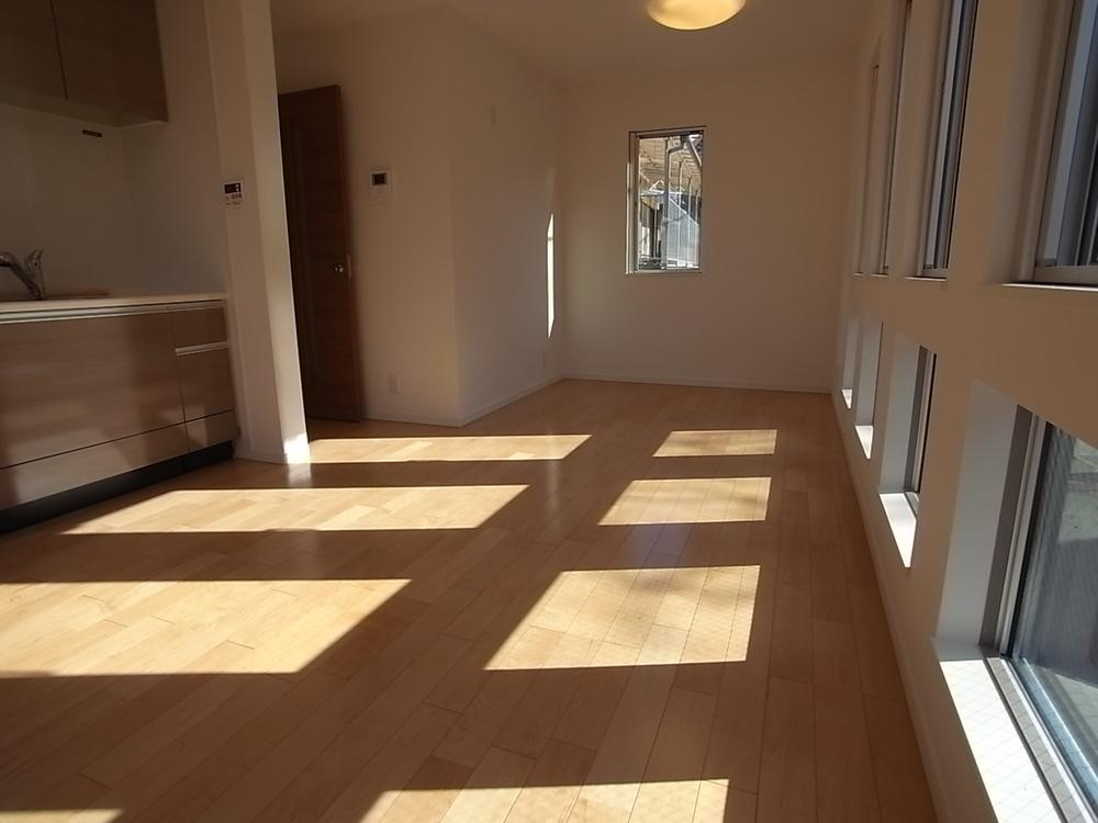 Same specifications photos (living). It is living the plug on the south-facing the sun.