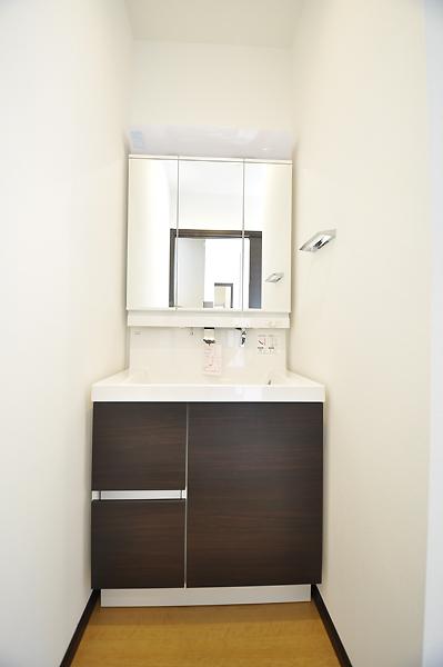 Wash basin, toilet. 4 Building (October 2013) Shooting