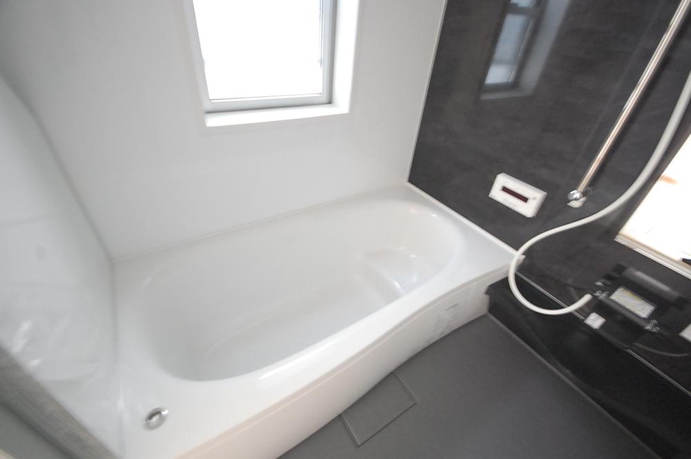 Same specifications photo (bathroom). Please heal the body and mind in the spacious bathroom. Because it is a bathtub in the step, Sitz bath and parent and child bathing Moyu ~ Or Tsu, As one pleases!