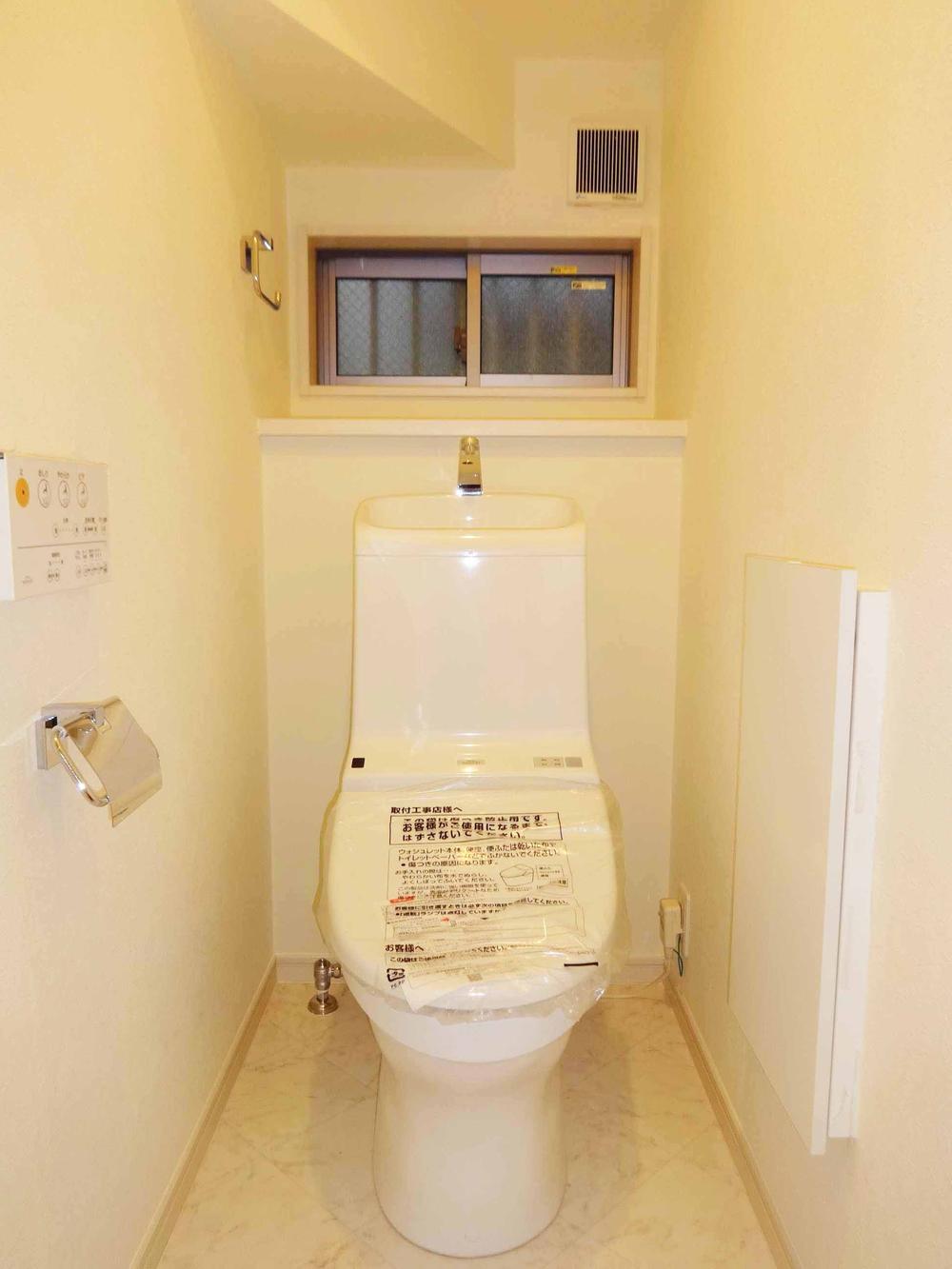 Toilet. Indoor (11 May 2013) Shooting