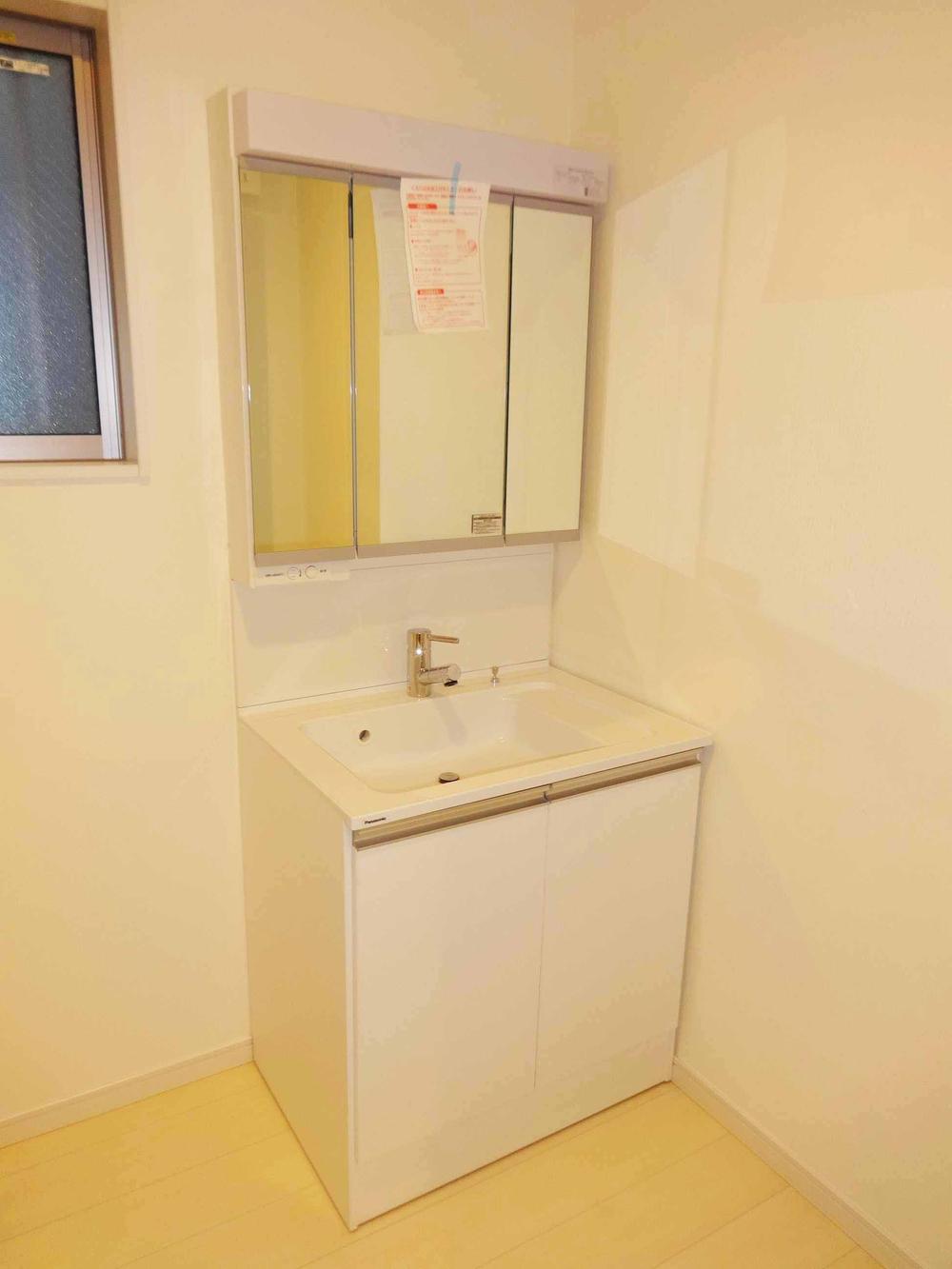 Wash basin, toilet. Indoor (11 May 2013) Shooting