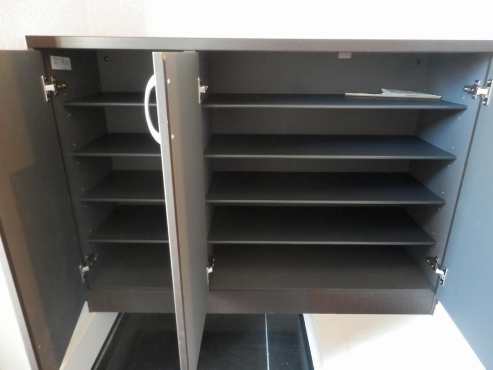 Receipt. Photo of the entrance of the shoe rack