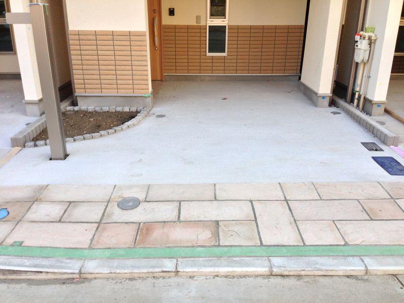 Parking lot. Ample parking You put bicycle