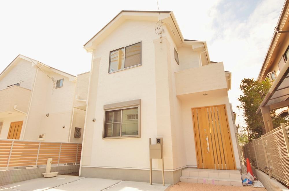 Local appearance photo. Local (10 May 2013) Shooting, Car spaces are two possible Southern European-style mansion.