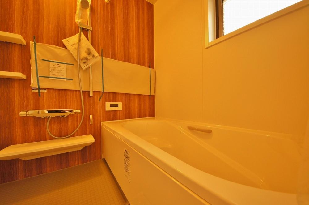 Non-living room. Indoor (10 May 2013) Shooting, This is a system bus of 1 square meters size with a window.