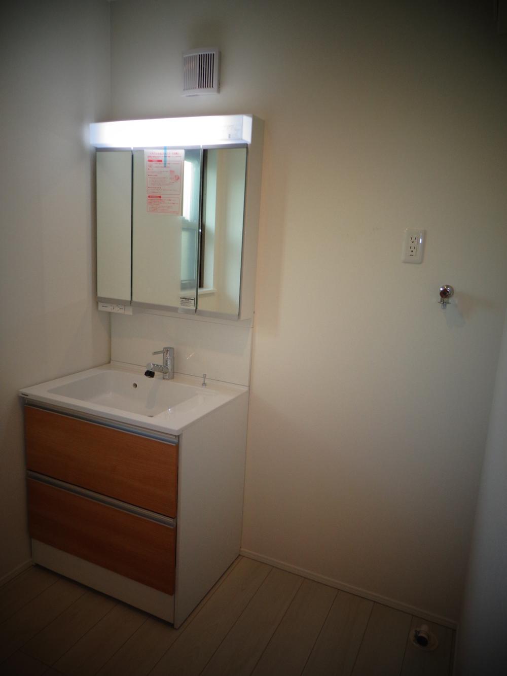 Wash basin, toilet. Wash room (12 May 2013) Shooting