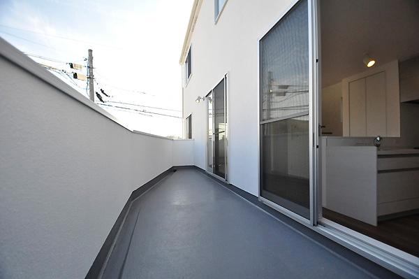 Balcony. Local (December 2013) shooting: A Building