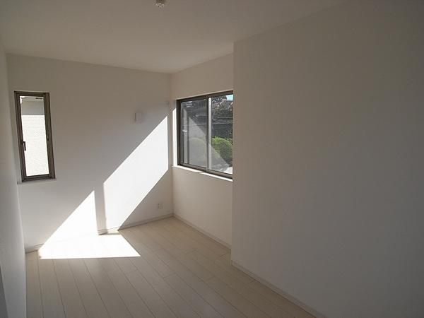 Other introspection. It is the room to plug the sunshine. Storage is also abundant.