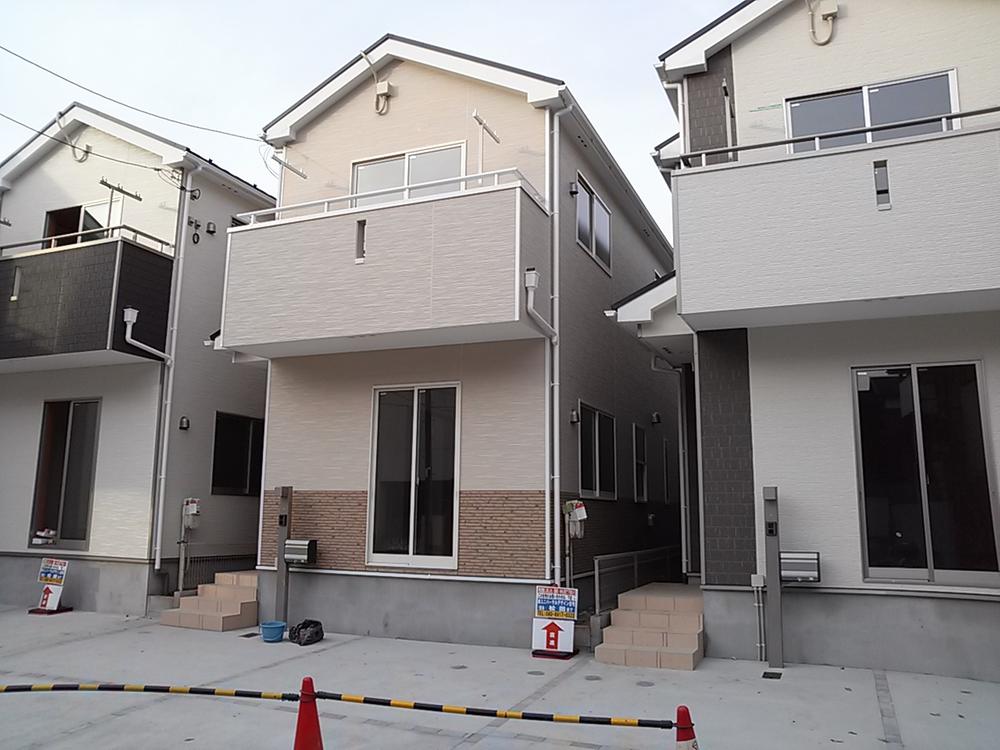 Local appearance photo. 4 Building