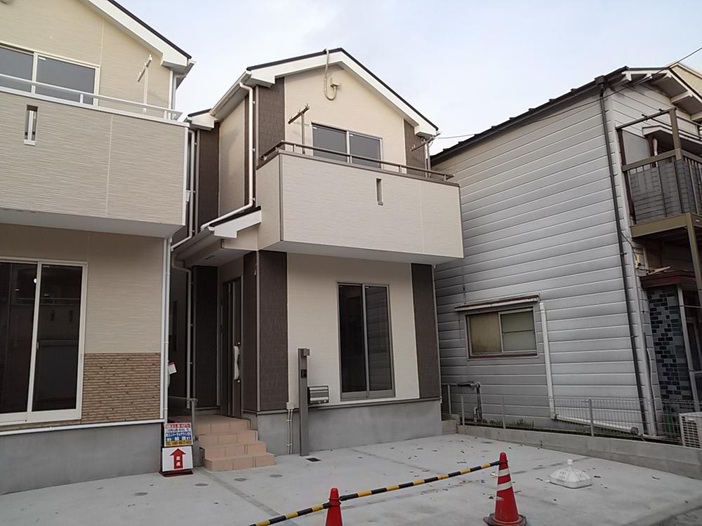 Local appearance photo. 5 Building