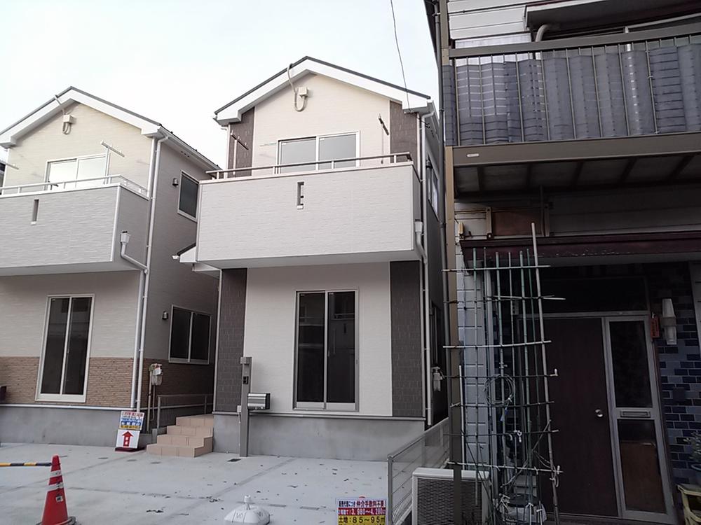 Local appearance photo. 5 Building