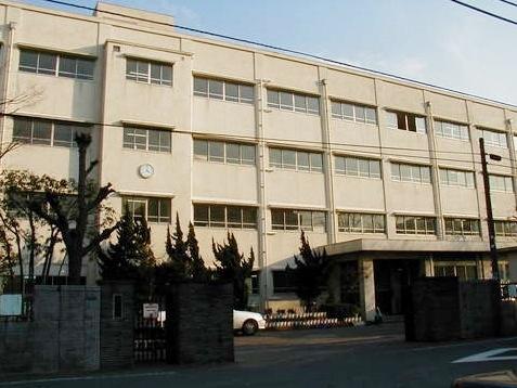 Junior high school. 500m to market junior high school