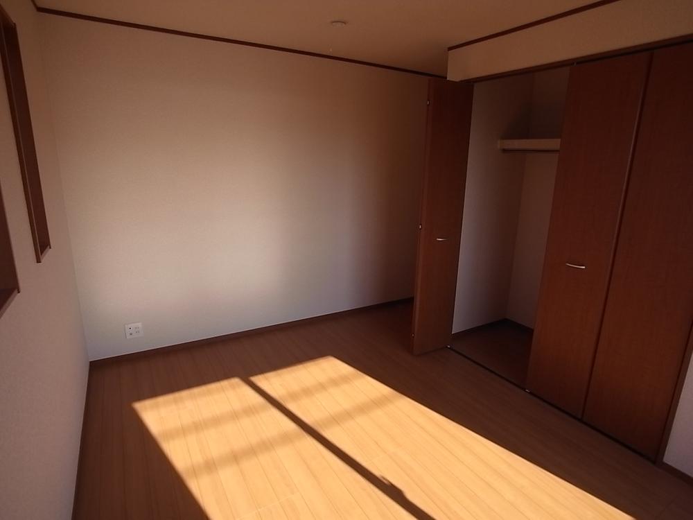 Non-living room. It is very convenient because it housed in each room. And even sunlight is crowded shines this room!