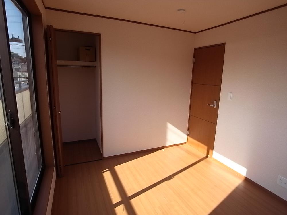 Non-living room. Sunlight is crowded shines until the back of the room.