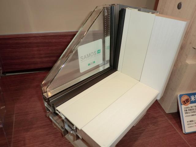 Construction ・ Construction method ・ specification. Power Home has adopted a thermal barrier high adiabatic Low-E double-glazing. About 60% cut the hot summer sun, It enhances the cooling effect. In addition to about 80% of UV rays, Relieve faded tan and furniture of the skin.