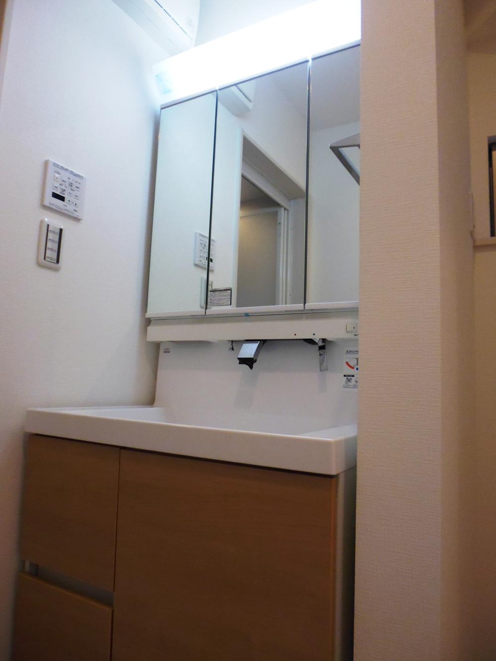 Wash basin, toilet. Shampoo dresser