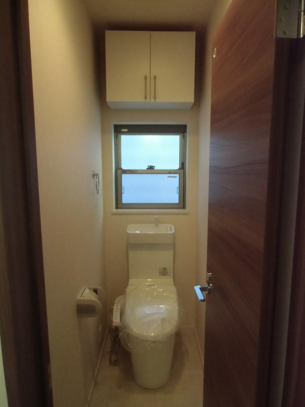 Toilet. Indoor (12 May 2013) Shooting