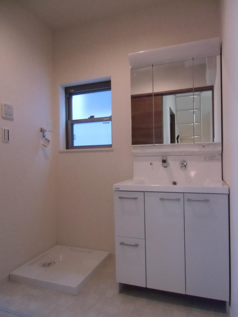 Wash basin, toilet. Indoor (12 May 2013) Shooting