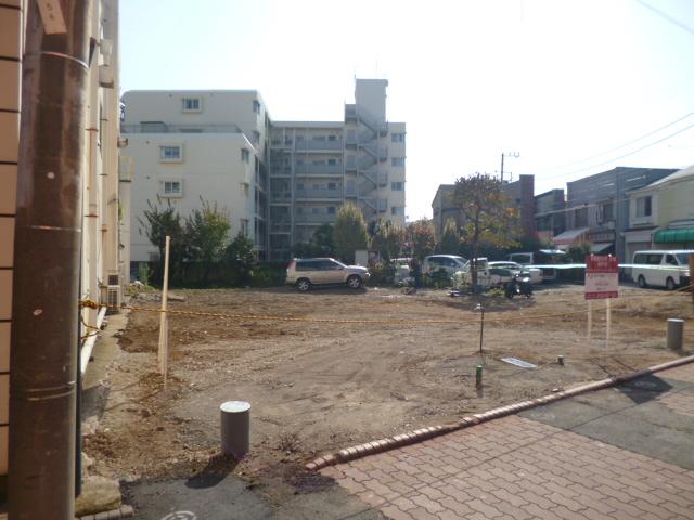 Local photos, including front road. Local (12 May 2013) Shooting