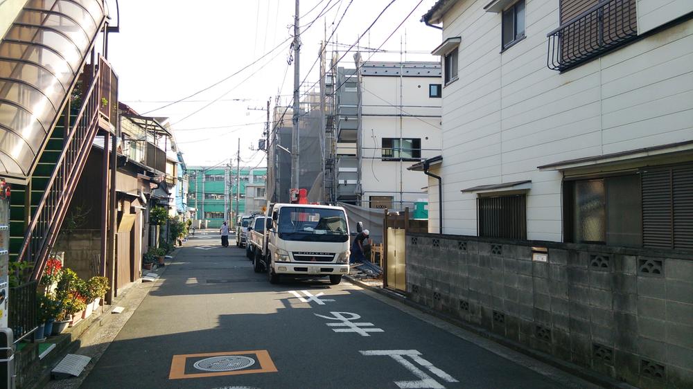 Local photos, including front road. There is a spacious near "Irifune park" and a pool "Shiota park"!