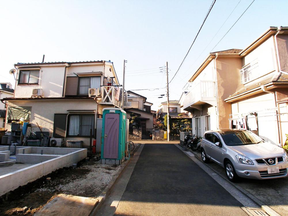 Local photos, including front road. Flat land of charm!