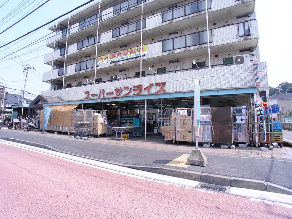 Supermarket. There is super close to 600m up to Super Sunrise!