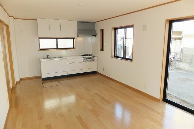 Living. A Building living with a sense of openness There are two sweep window. (December 15, 2013) Shooting