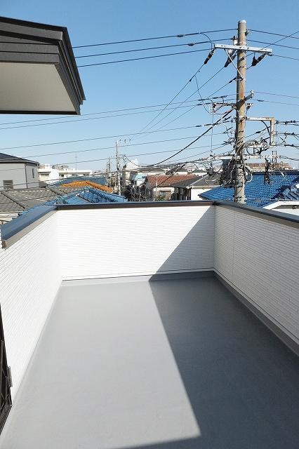 Balcony. I do not know that this openness is not seen! Waterproof measures also do not worry. A Building site (December 15, 2013) Shooting