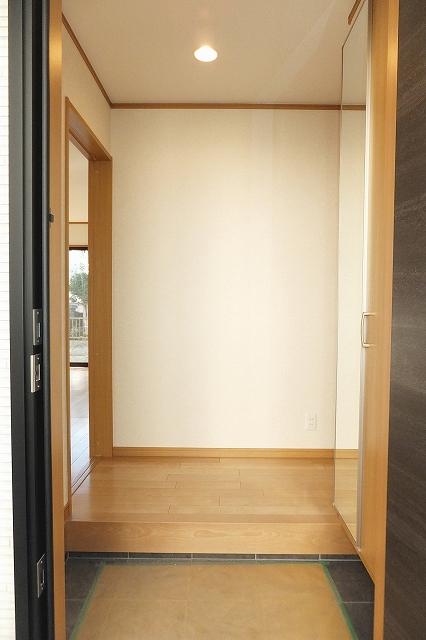 Entrance. A full-length mirror A Building entrance (December 15, 2013) Shooting