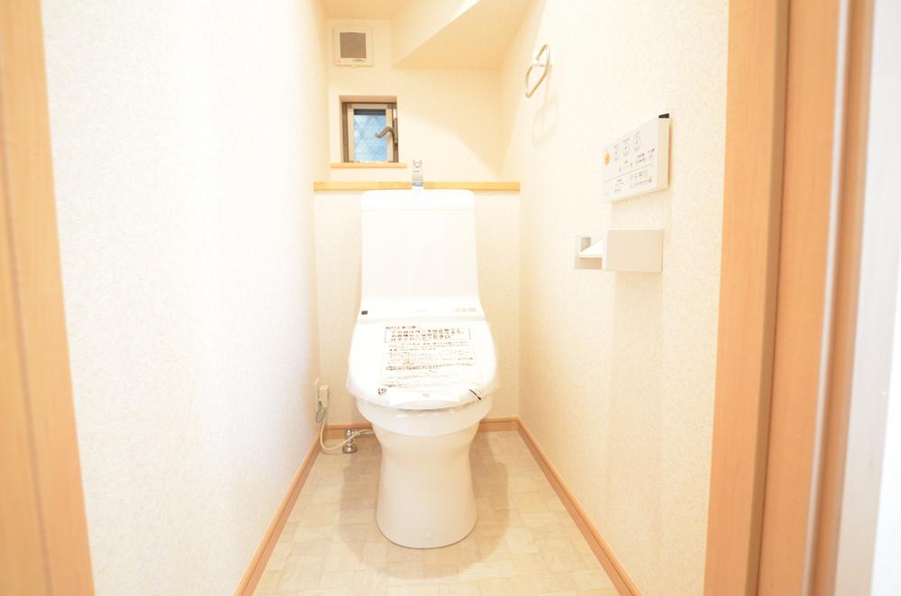 Toilet. Indoor (10 May 2013) Shooting
