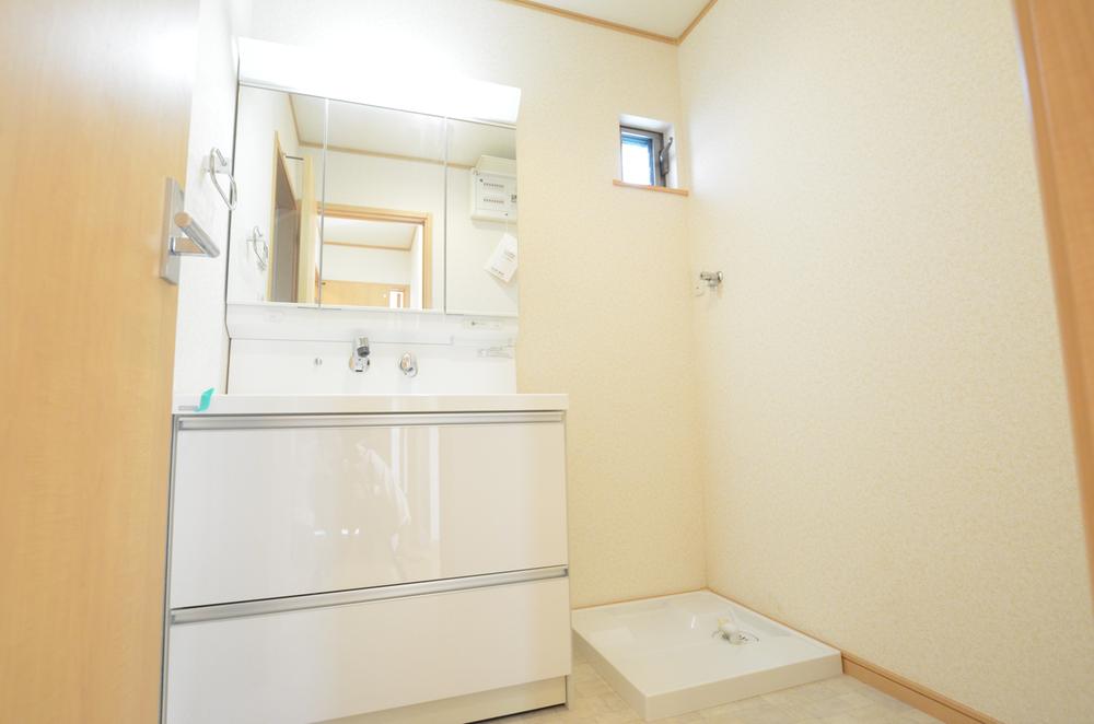 Wash basin, toilet. Indoor (10 May 2013) Shooting