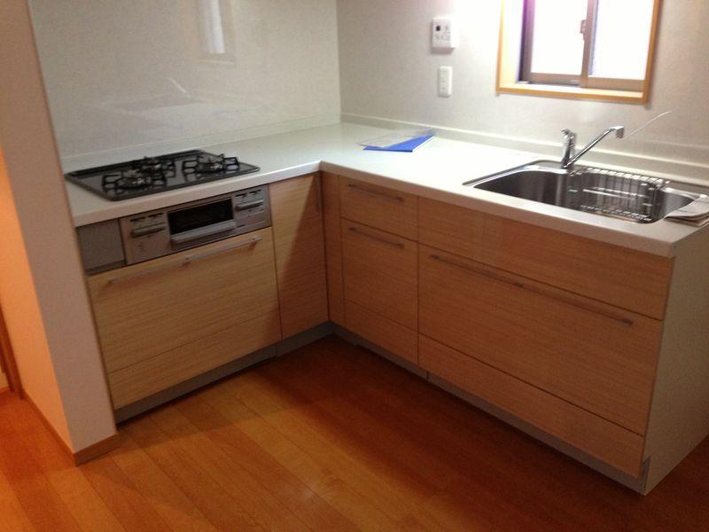 Kitchen. Easy-to-use L-shaped kitchen