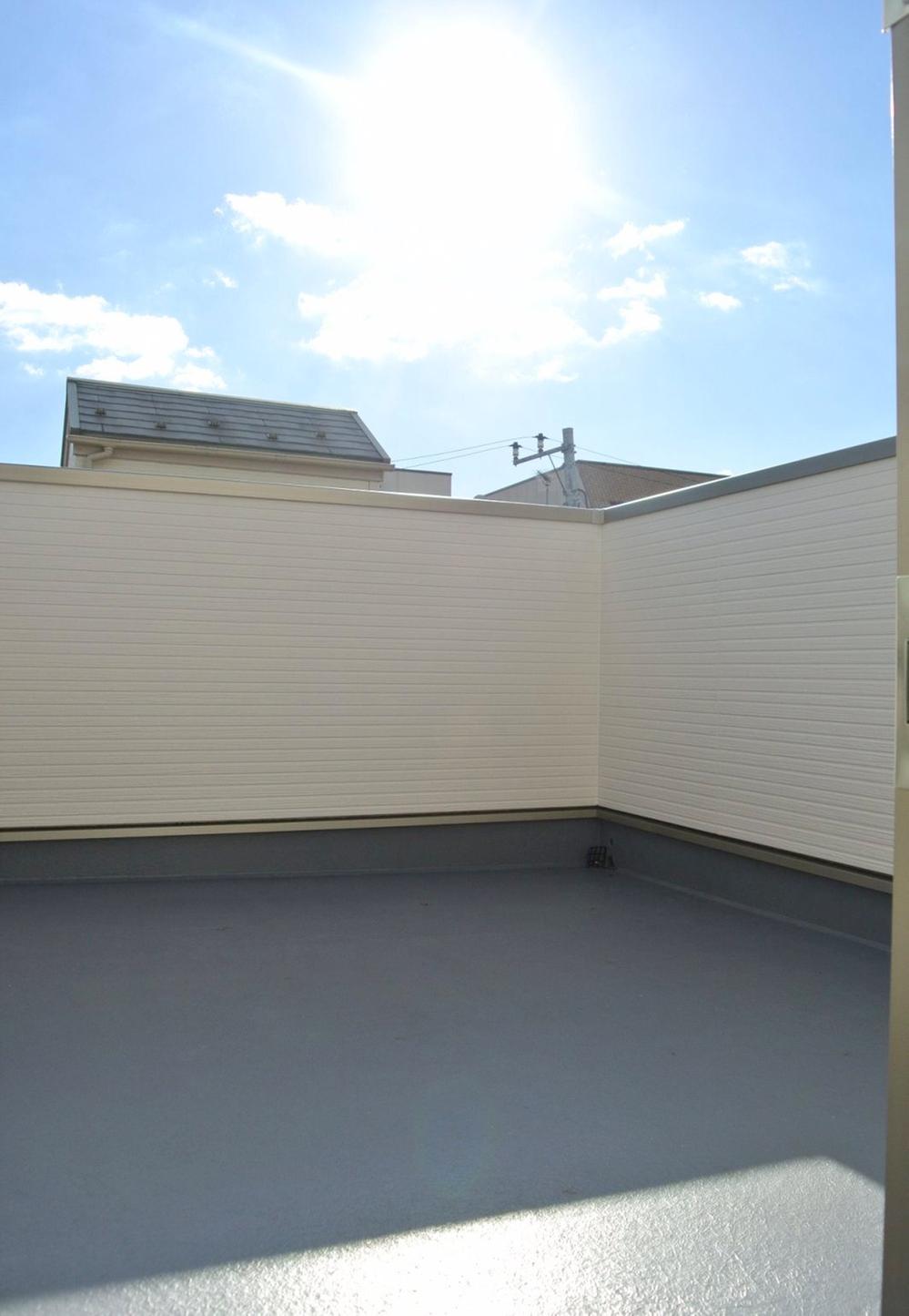 Balcony. Spacious 6 Pledge of roof balcony of the B Building