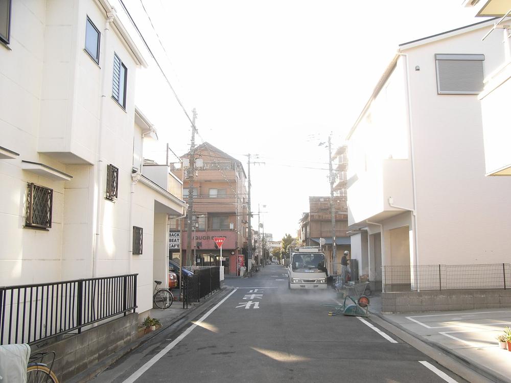 Local photos, including front road. There is a feeling of opening in the front road about 6m!