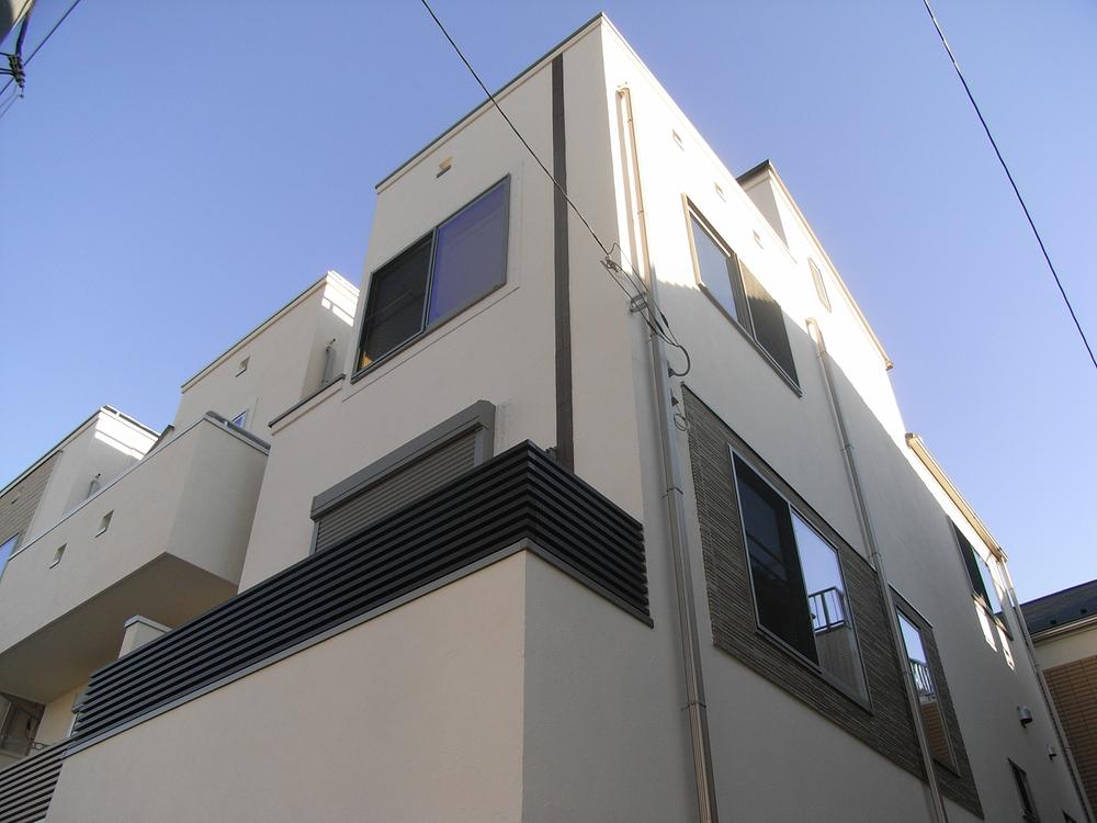 Local appearance photo. 2 line 3 stops available convenient location!