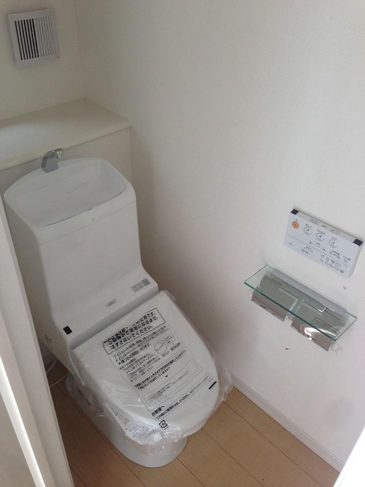 Toilet. Indoor (September 2013) Shooting