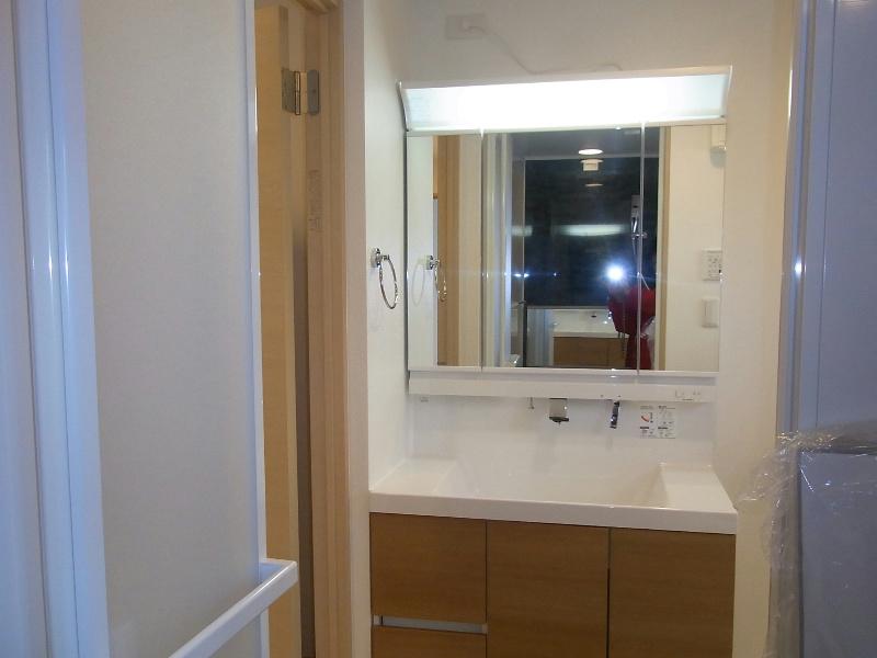 Wash basin, toilet. Wash basin