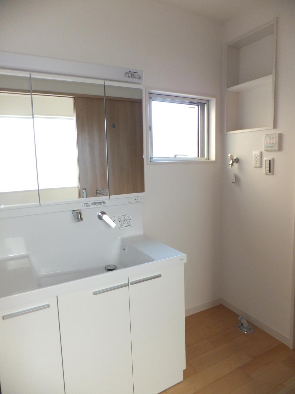 Wash basin, toilet. Eco single shampoo