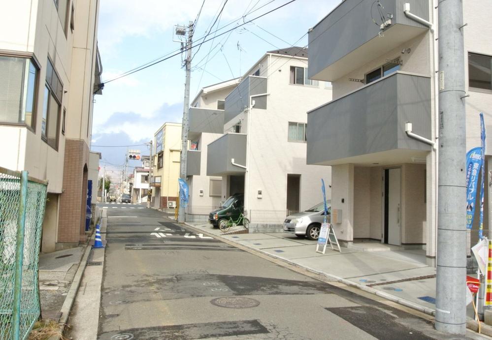 Local photos, including front road. Sufficient front road to the parking