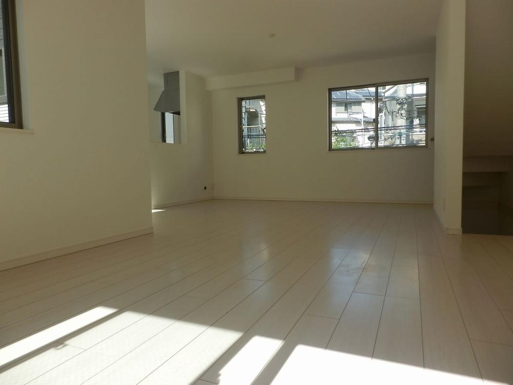 Living. Living (October 2013) Shooting  8 is a living photo of Building. Since the 20 pledge more than that is very wide! !