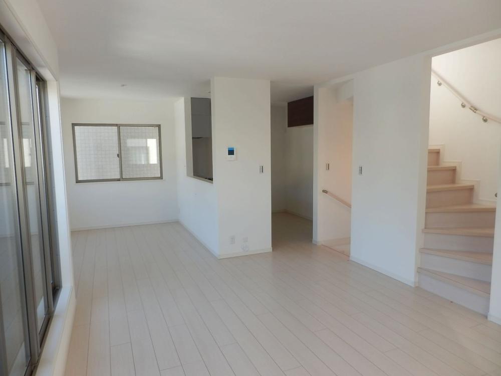 Living. Living (October 2013) Shooting  4 is a living photo of Building. Since the 20 pledge more than that is very wide! !