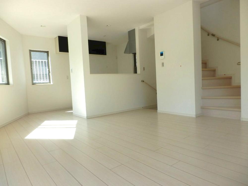 Living. Living (October 2013) Shooting  5 is a living photo of Building. Good is per yang. Size is 16 quires more than!